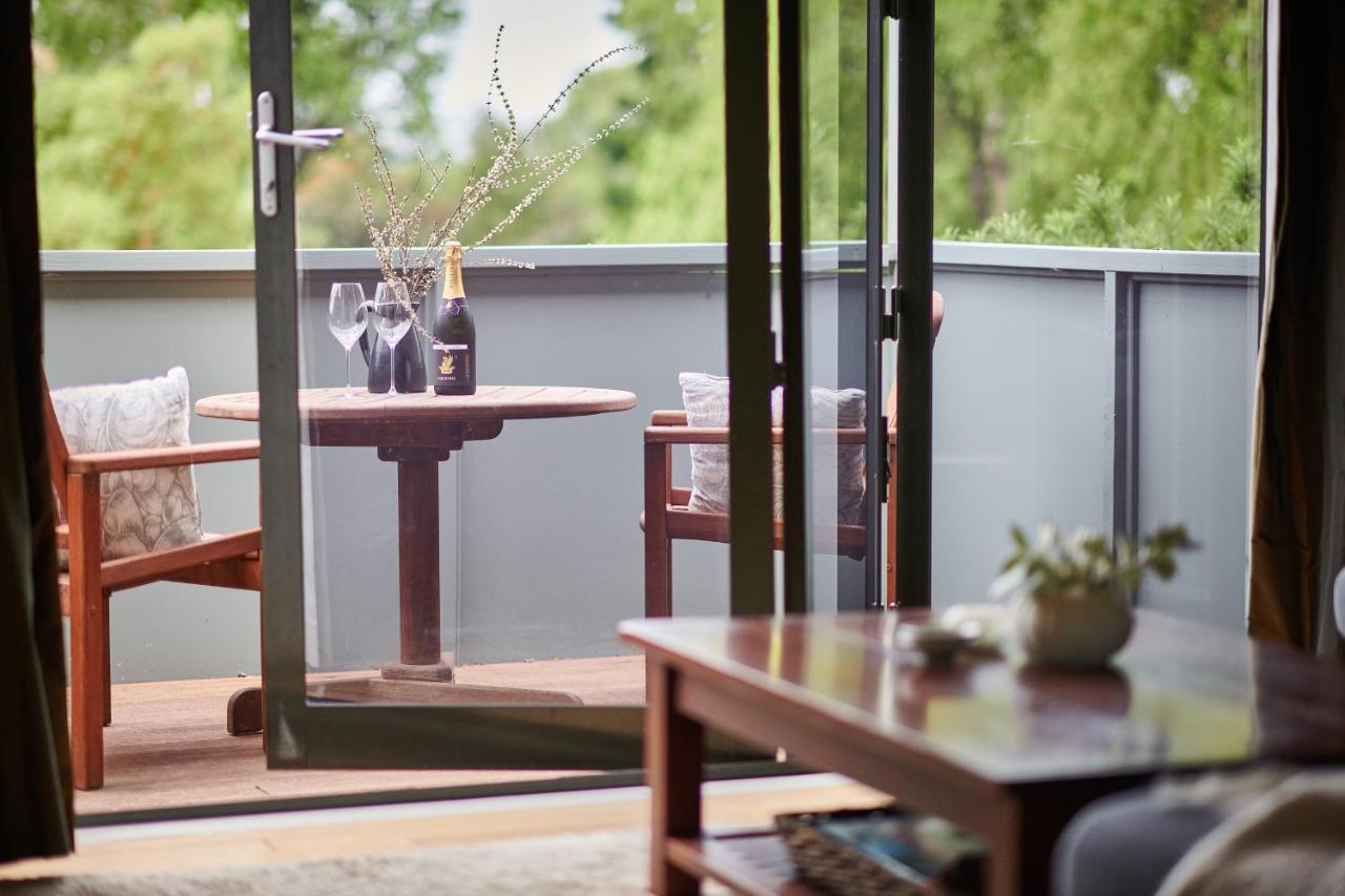 Parehua Resort Martinborough Bagian luar foto A balcony