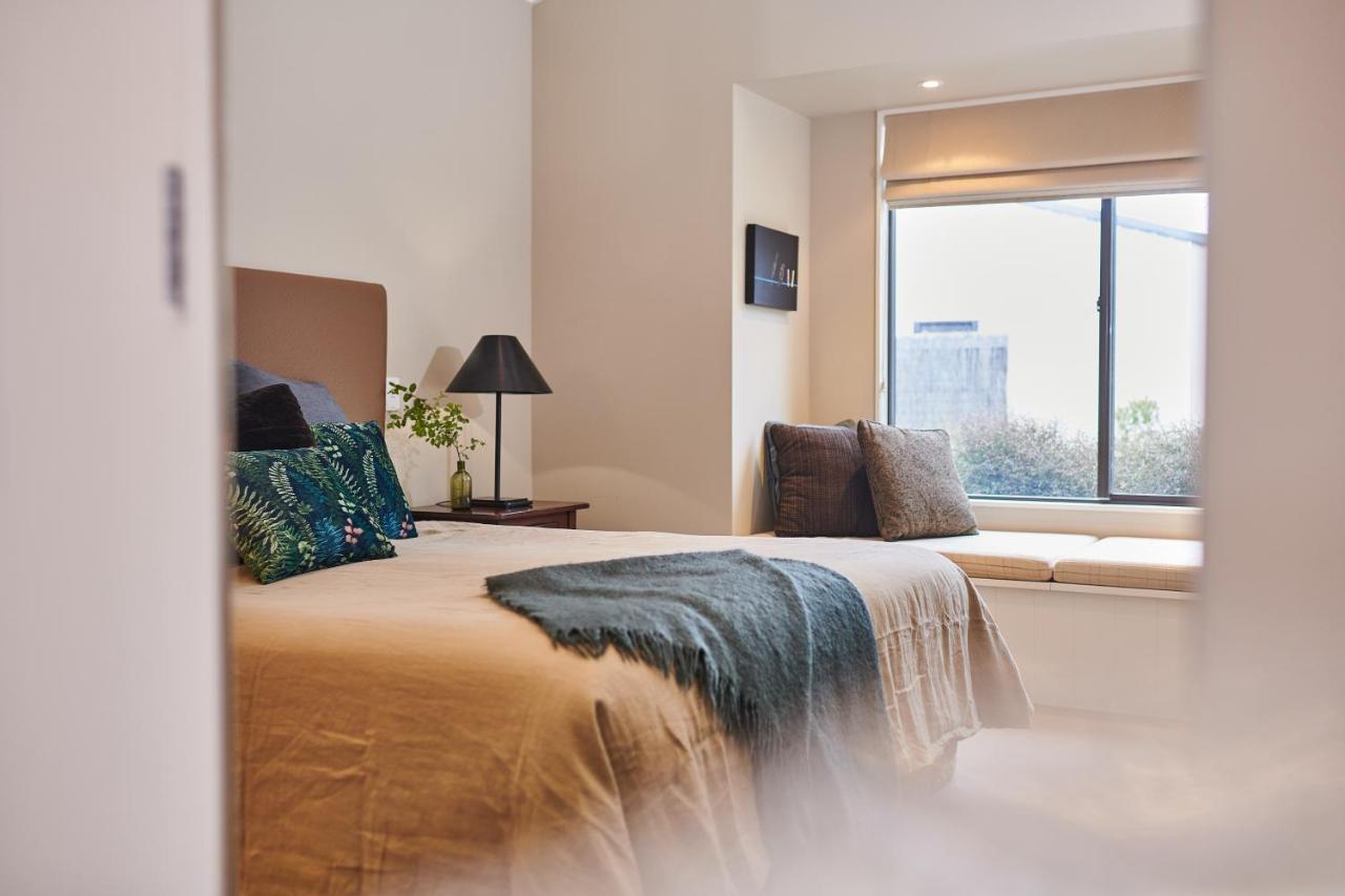 Parehua Resort Martinborough Bagian luar foto A bedroom at the hotel