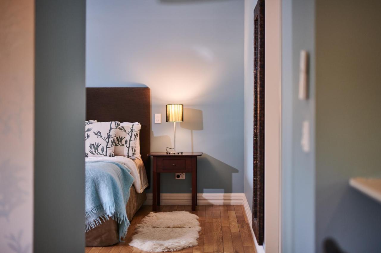 Parehua Resort Martinborough Bagian luar foto A bedroom at the hotel