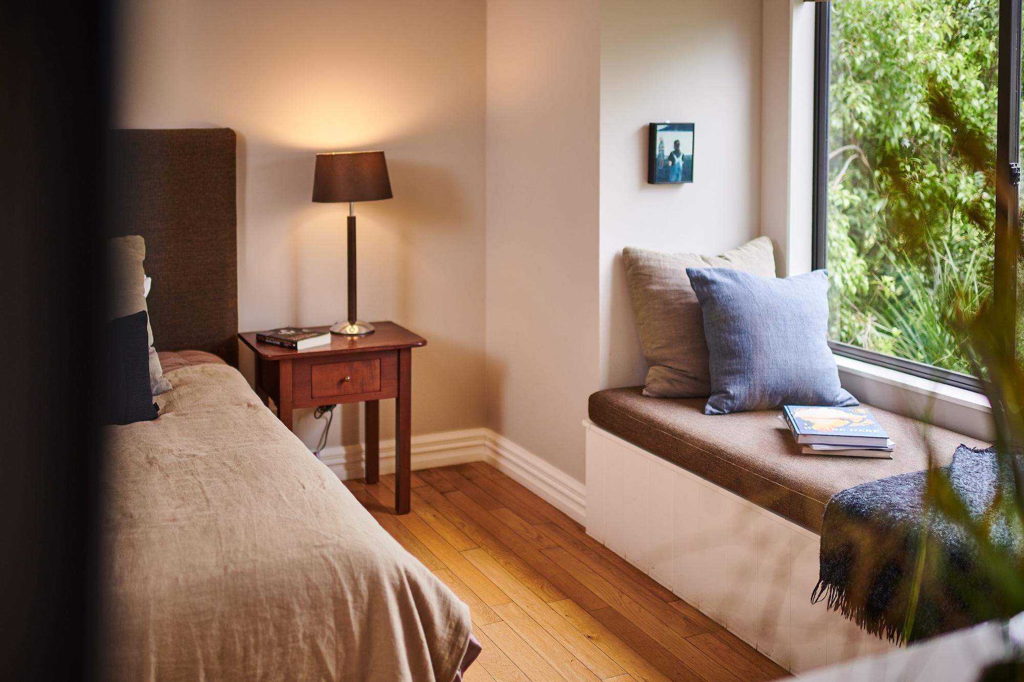 Parehua Resort Martinborough Bagian luar foto A window seat in a bedroom