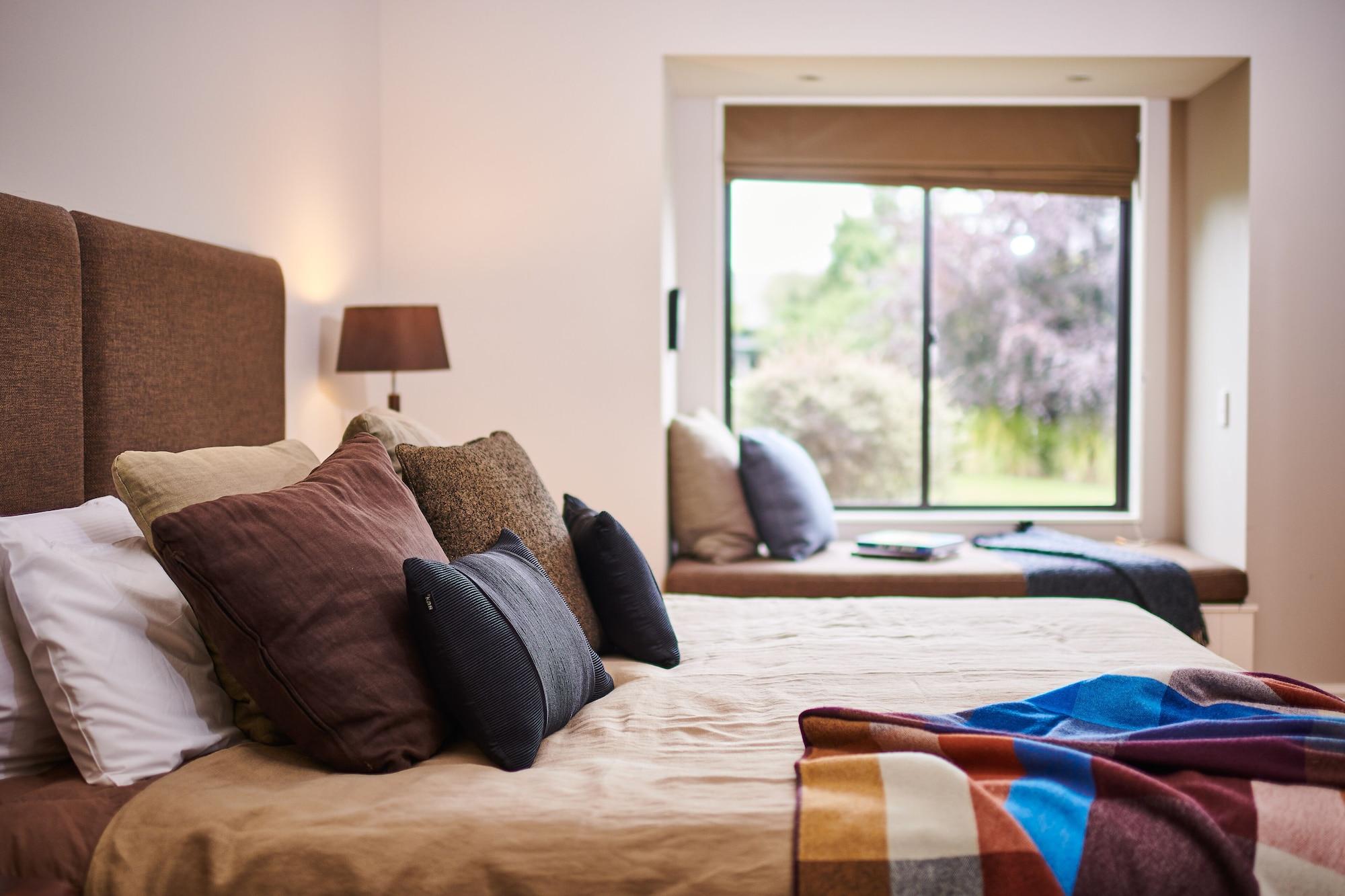 Parehua Resort Martinborough Bagian luar foto A bedroom at the hotel