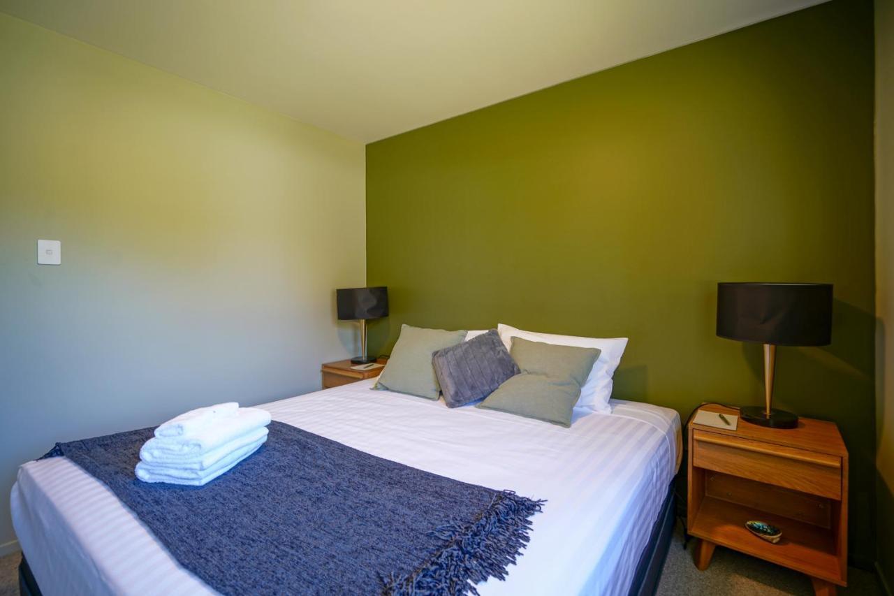 Parehua Resort Martinborough Bagian luar foto A bedroom at the hotel