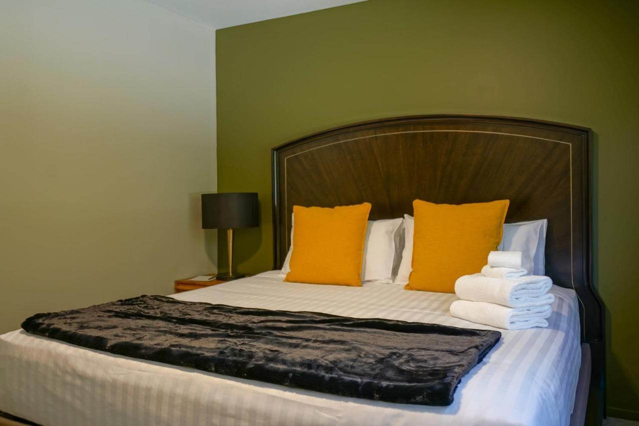 Parehua Resort Martinborough Bagian luar foto A bed