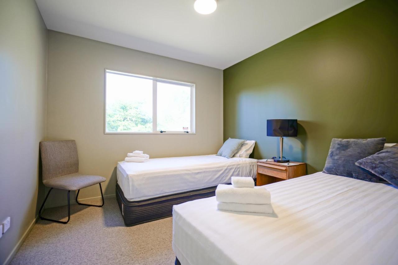 Parehua Resort Martinborough Bagian luar foto A bedroom at the hotel
