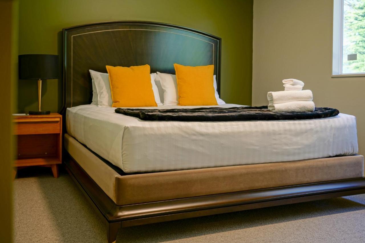 Parehua Resort Martinborough Bagian luar foto A bedroom at the Inn at the Opera