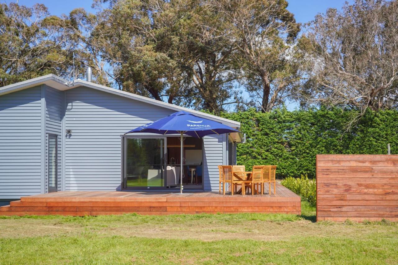 Parehua Resort Martinborough Bagian luar foto A typical holiday home at the park