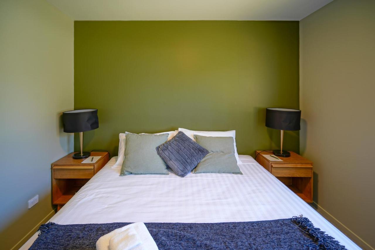 Parehua Resort Martinborough Bagian luar foto A bedroom at the hotel