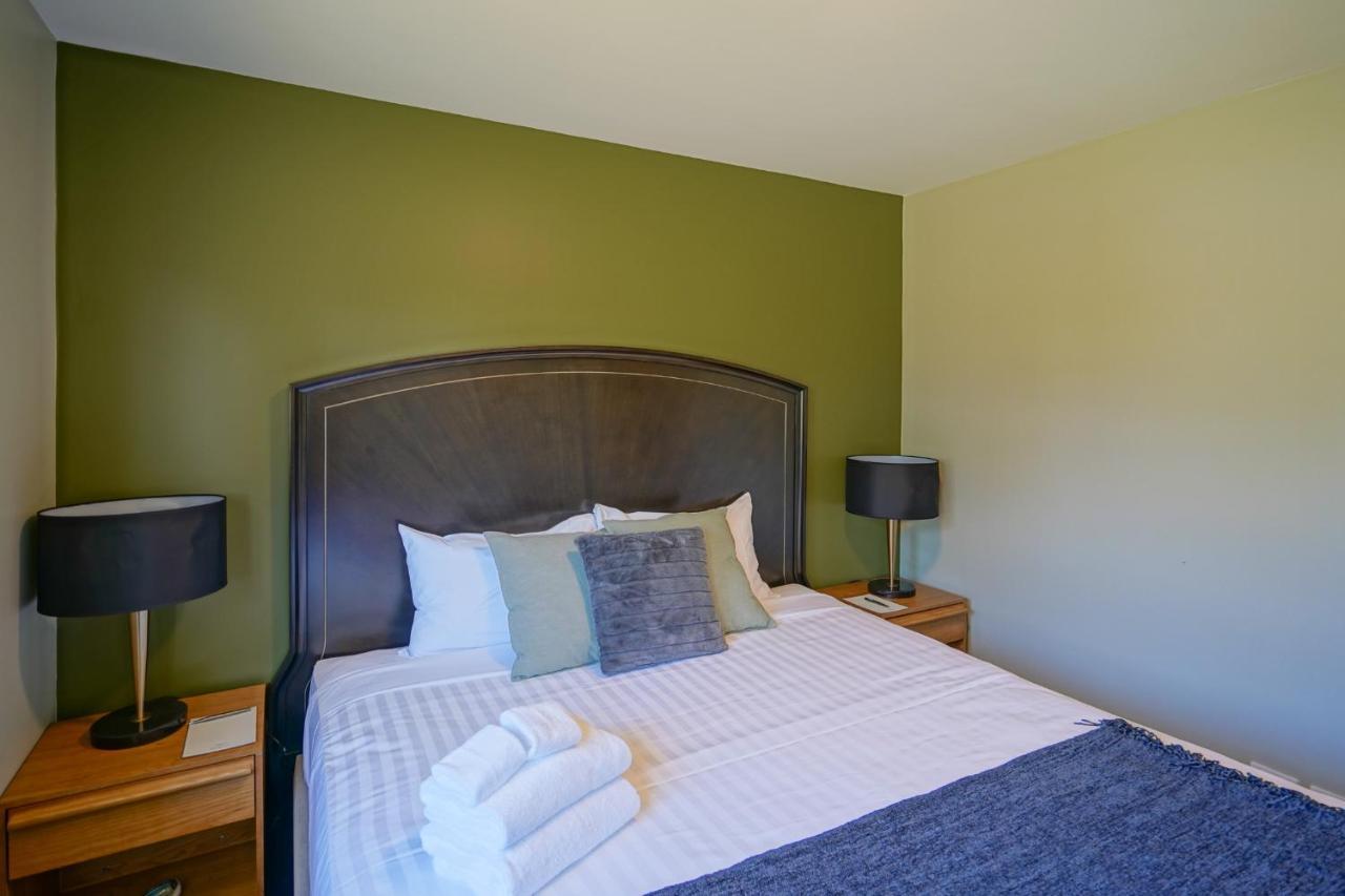 Parehua Resort Martinborough Bagian luar foto A bedroom at the Best Western Premier Executive Residency Royal Palm Beach