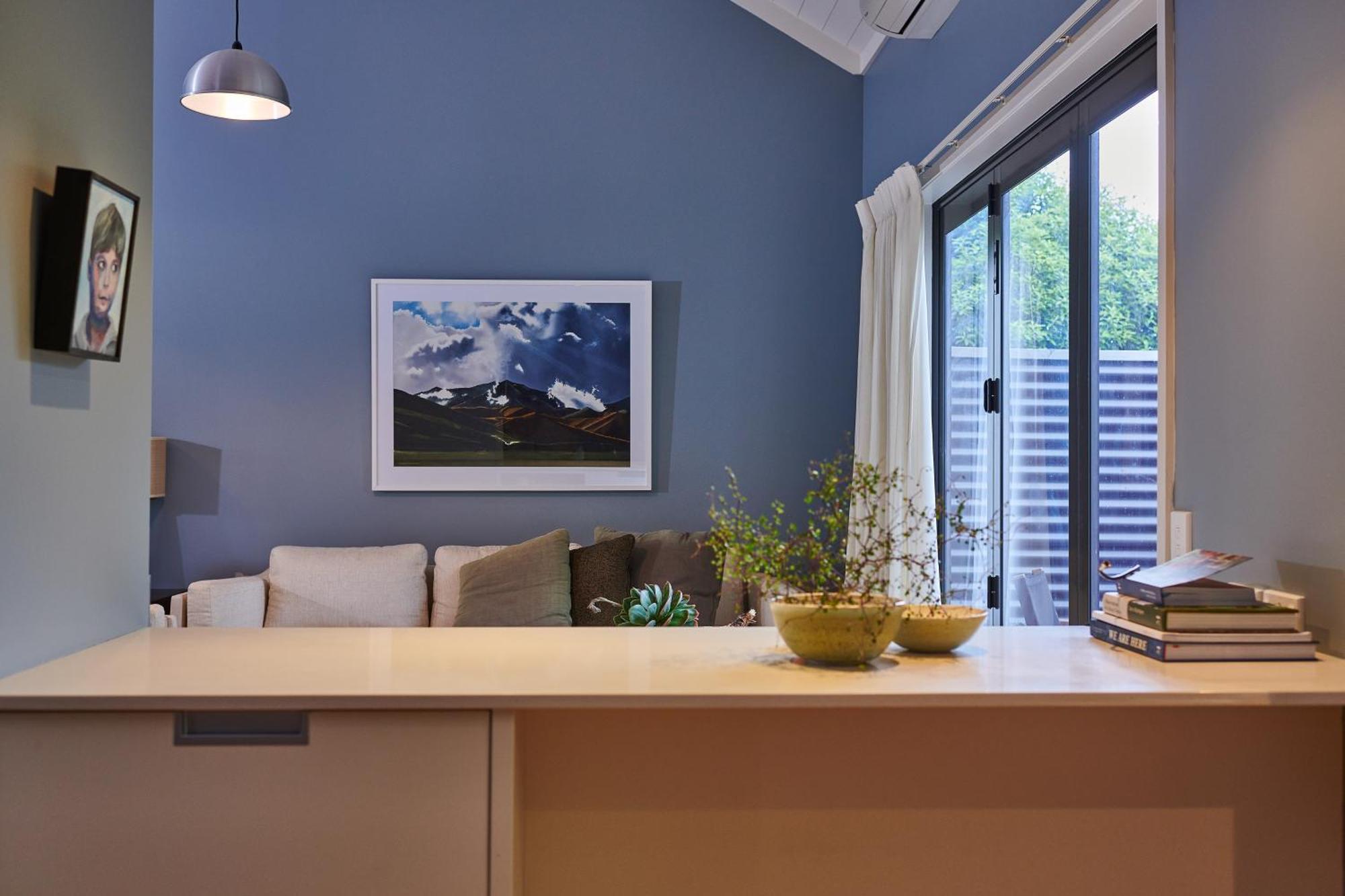 Parehua Resort Martinborough Ruang foto A living room with a blue wall